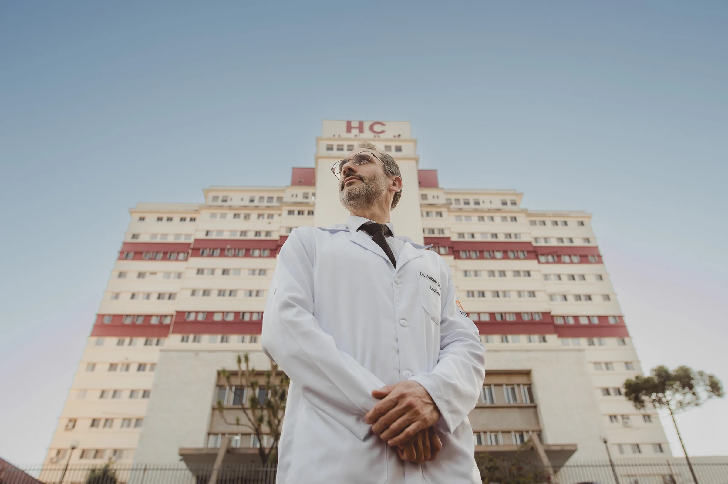 Dr. Antônio Brunetto Neto em atendimento no consultório