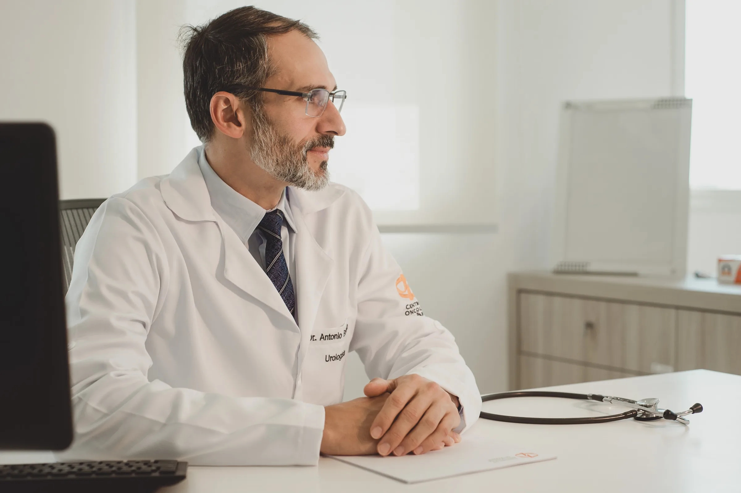 Dr. Antônio Brunetto Neto em seu consultório