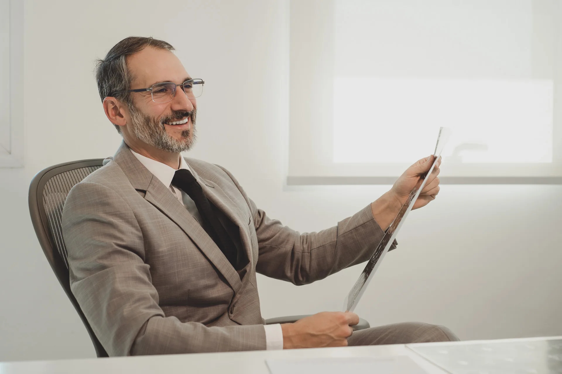 Dr. Antônio Brunetto Neto analisando exames em seu consultório